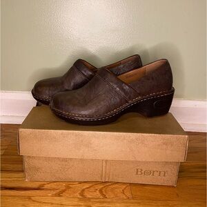 New in box Born Toby Clog Dark Brown Shoes